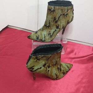 Betsey Johnson Flounce Women's SZ 10 Camo Calf Hair Upper Stiletto Booties